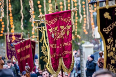サン・ヴァンサン祭りにて各村の紋章入り旗の数々